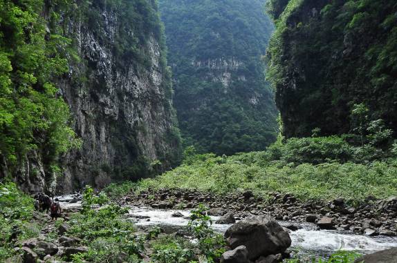Caminhando entre os gigantescos paredões, aguns com centenas de metros de altura, na trilha do Rio do Boi, no canyon Itaimbezinho, em Praia Grande, em Santa Catarina
